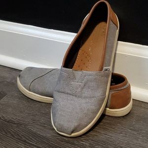 Grey & Tan Tom's Youth Size 2